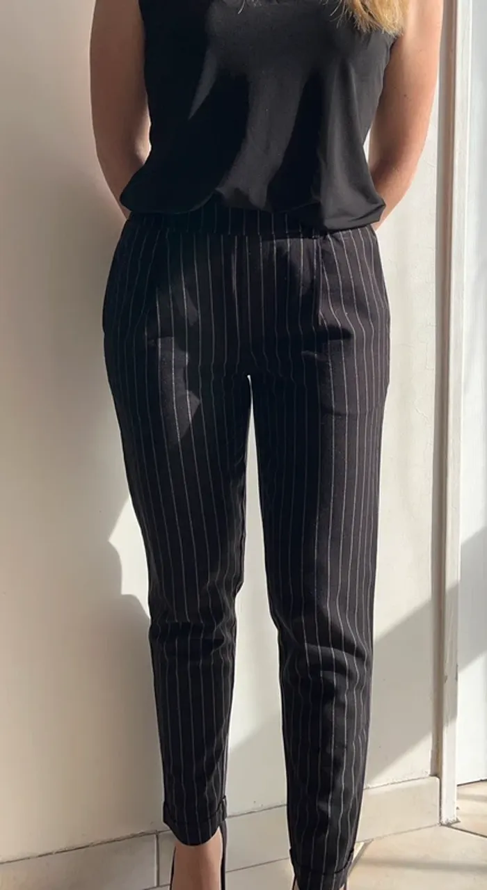 Pantalon ajusté rayé