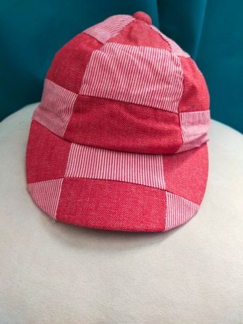 Casquette enfant patchwork rouge en jean rayé – 100 % coton