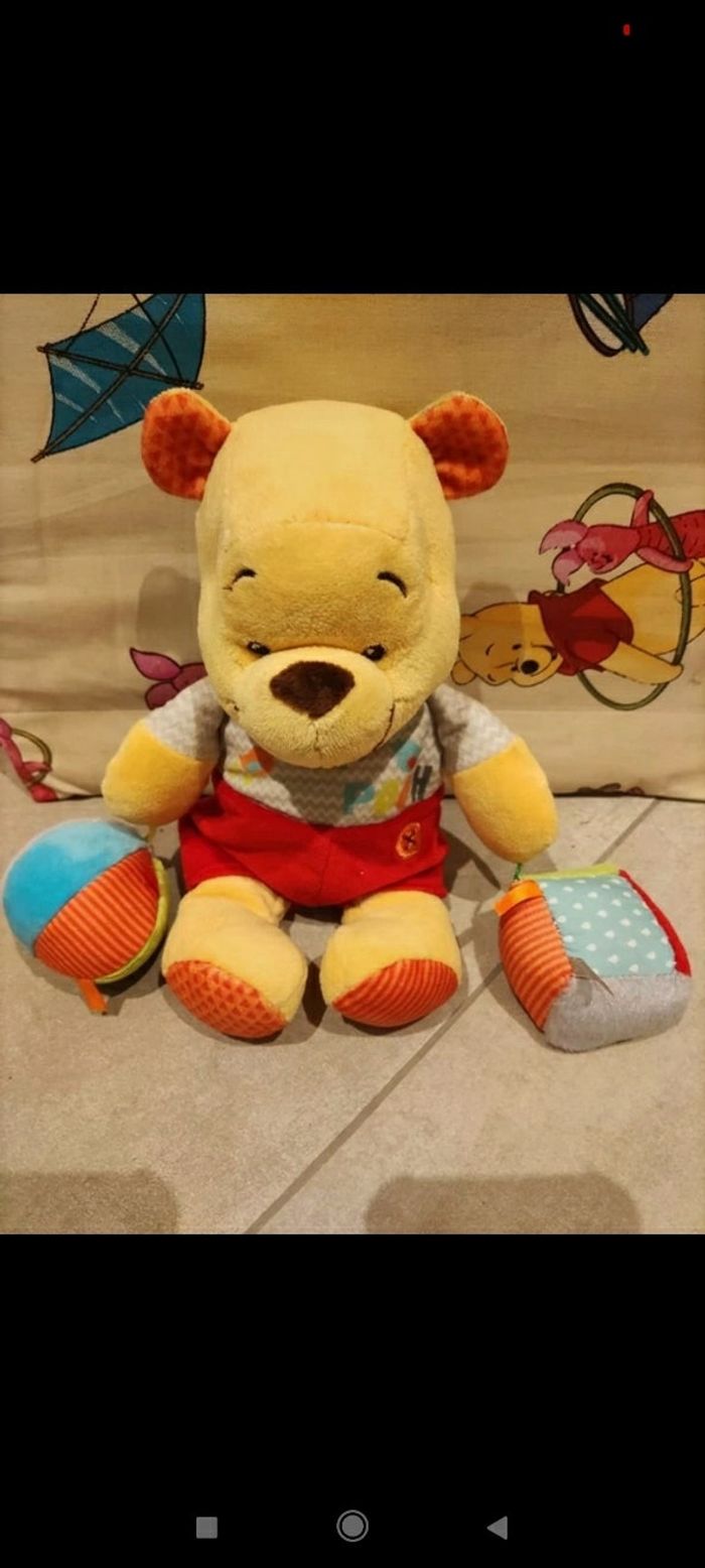 Peluche Winnie avec deux ballons