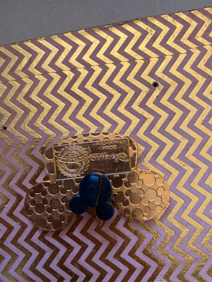 Pin's disney chapeau - photo numéro 3