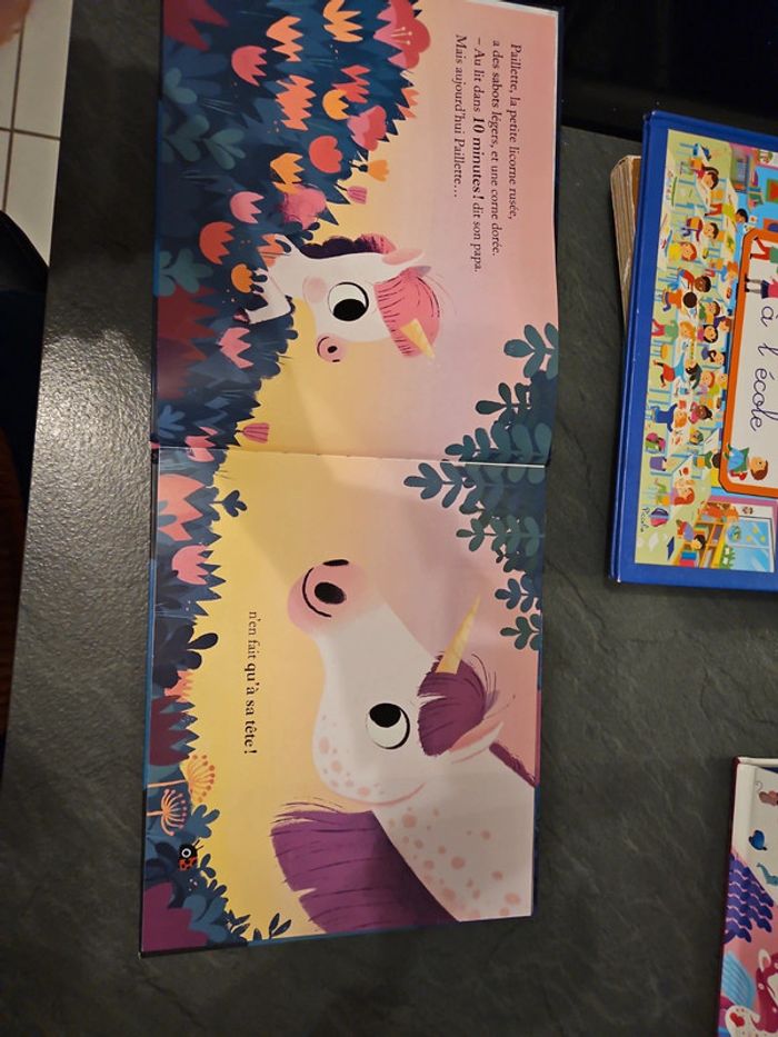 Livre au lit petite licorne - photo numéro 2