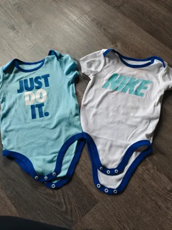 Bodies Nike 24 mois