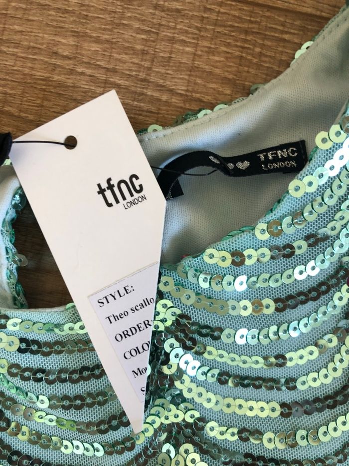 Robe verte neuve avec sequins TFNC London taille unique (taille petit) - photo numéro 10