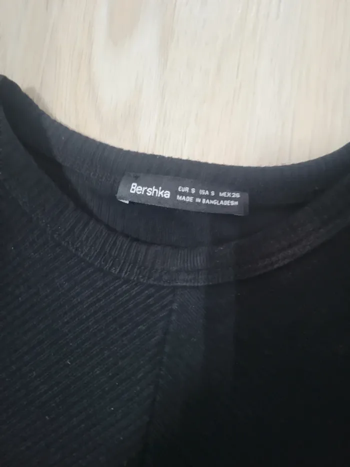 Haut noir bershka avec des bandes croisées - photo numéro 3