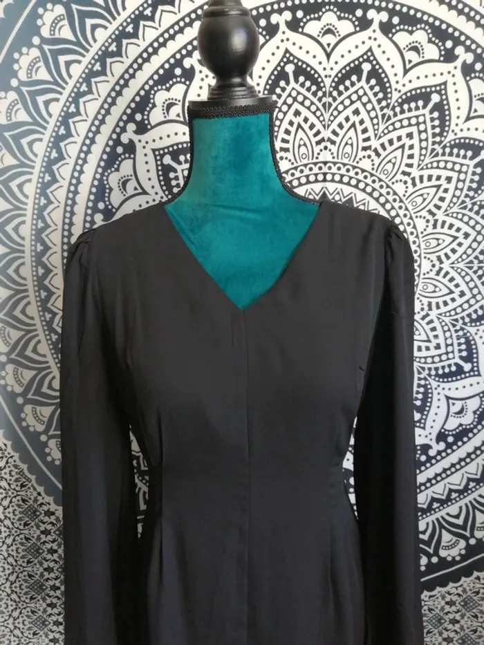 Robe noire cintrée à la taille manches longues col v / cherry paris / (M) - photo numéro 3