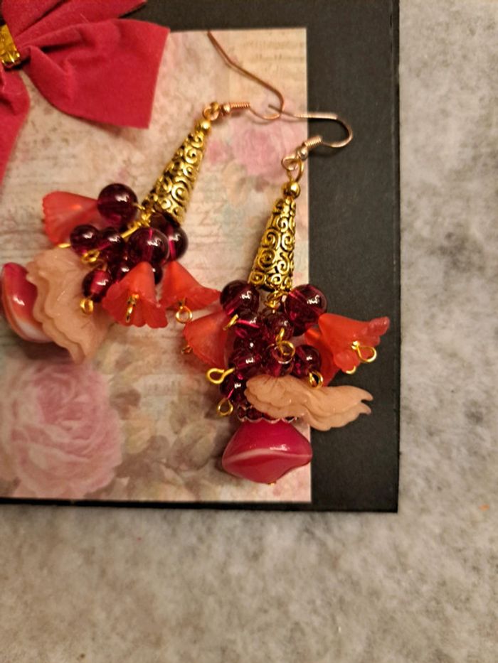 Boucles d'oreilles pendante rouge et doré - photo numéro 4