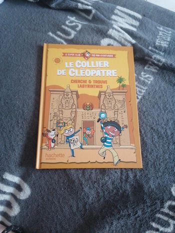 Livre Le collier de Cléopâtre Hachette jeunesse