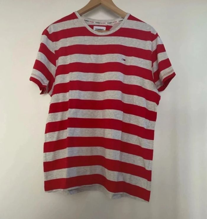 T-shirt Tommy jeans, taille XL plutôt L en très bon état