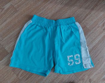 Shorts (taille 98).