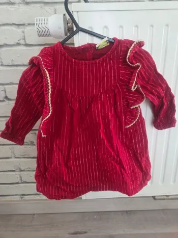 Robe rouge et dorée