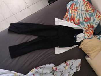 Costume noir taille 7 ans neuf avec sa chemise 6 ans