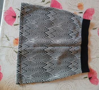 Jupe noire et blanche moulante