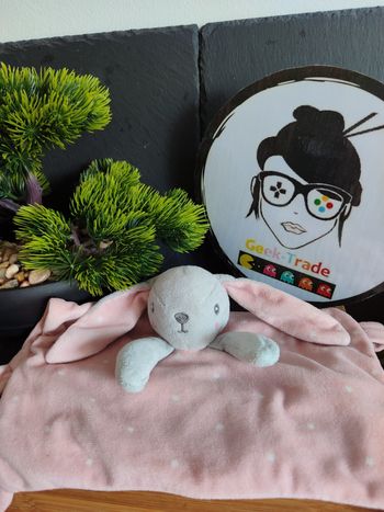 doudou carré plat lapin Simba toys rose gris blanc étoiles DD003146 Attache