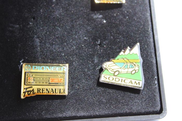 Lot pin's thème accessoires automobiles Renault - photo numéro 7