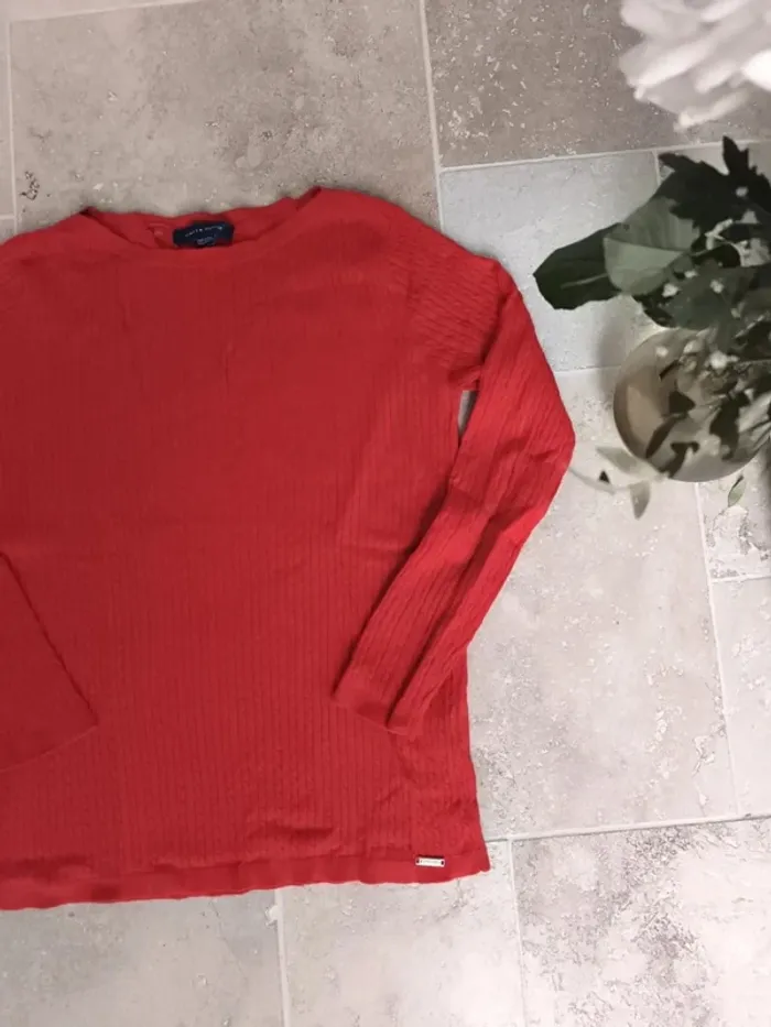Joli pull Tommy Hilfiger taille L femme rouge, logo détaché et trou nuque - photo numéro 3
