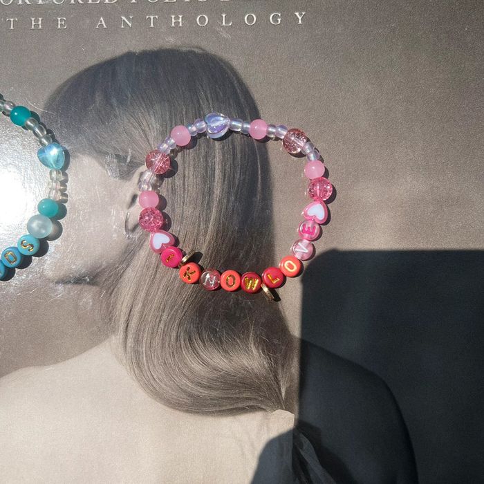 friendship bracelets | tate mcrae - photo numéro 3
