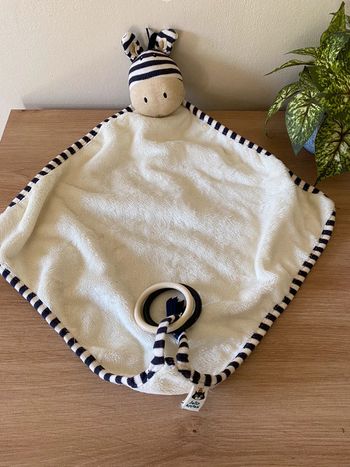 Doudou plat zebre rayé blanc bleu 2 anneaux jellycat