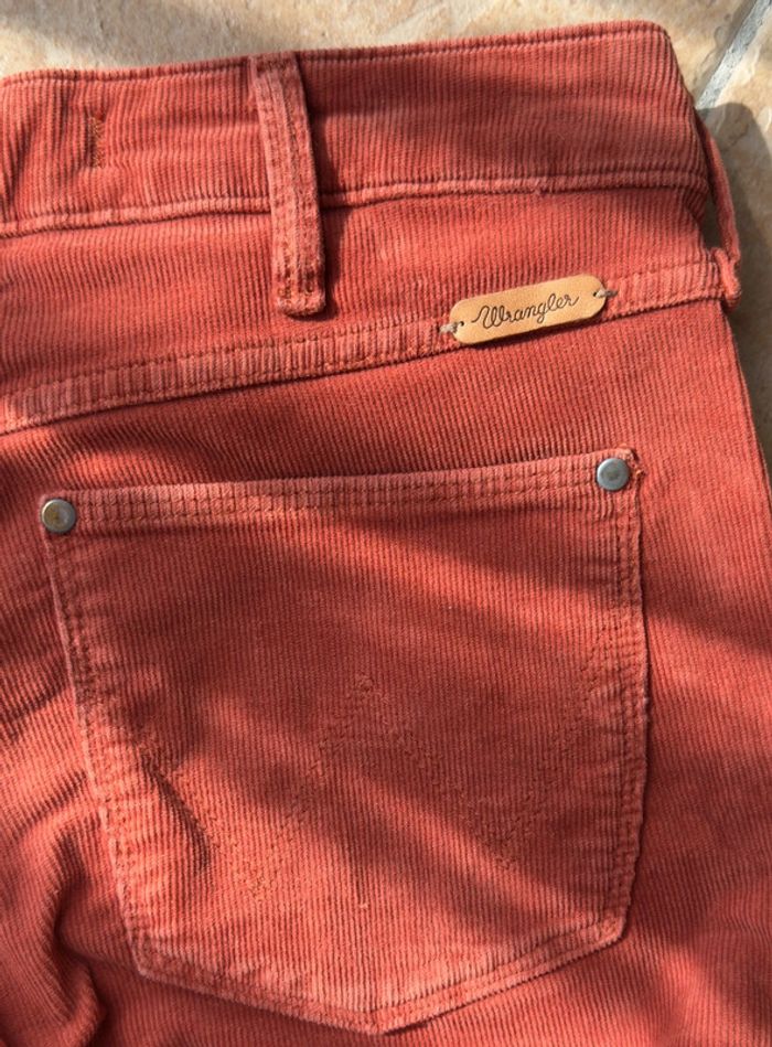 Pantalon Wrangler skinny t34 terracotta en velours côtelé très bon état - photo numéro 3