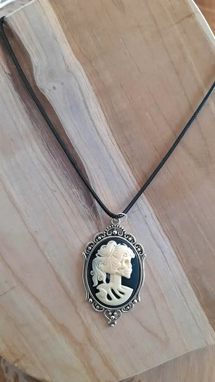 Collier pendentif camée version mort