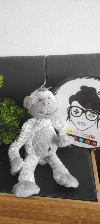 doudou peluche singe gipsy gris rayé nombril marron Pantin Monkeez Scratch
