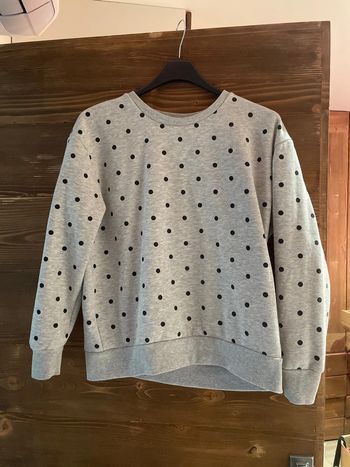 Sweat gris à pois noir