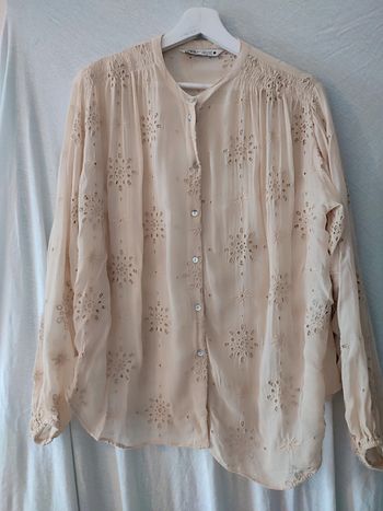 Blouse/chemise ajourée fluide beige nude