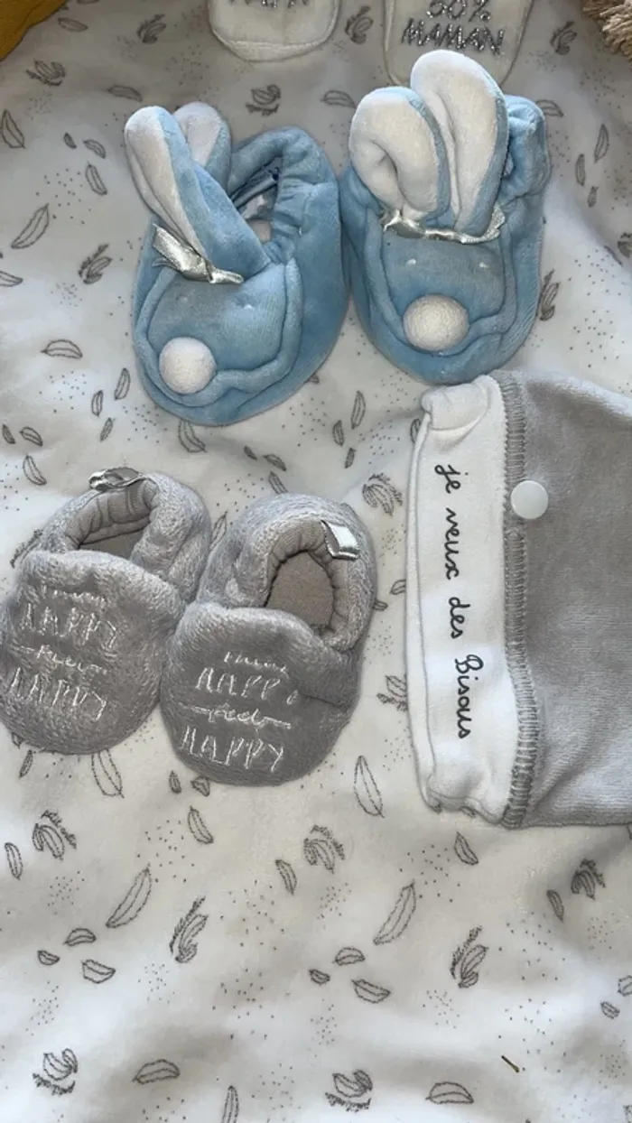 3 paires de Chaussons/ 1 bonnet  naissance - photo numéro 2