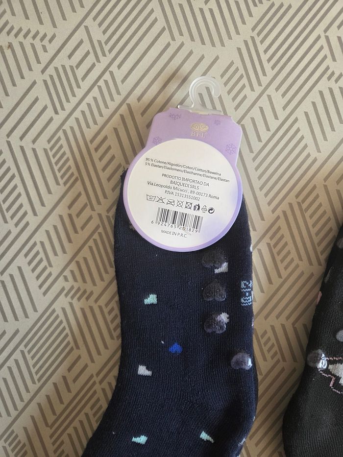 Lot 3 paires de chaussettes neuves antidérapante 31/35 - photo numéro 2