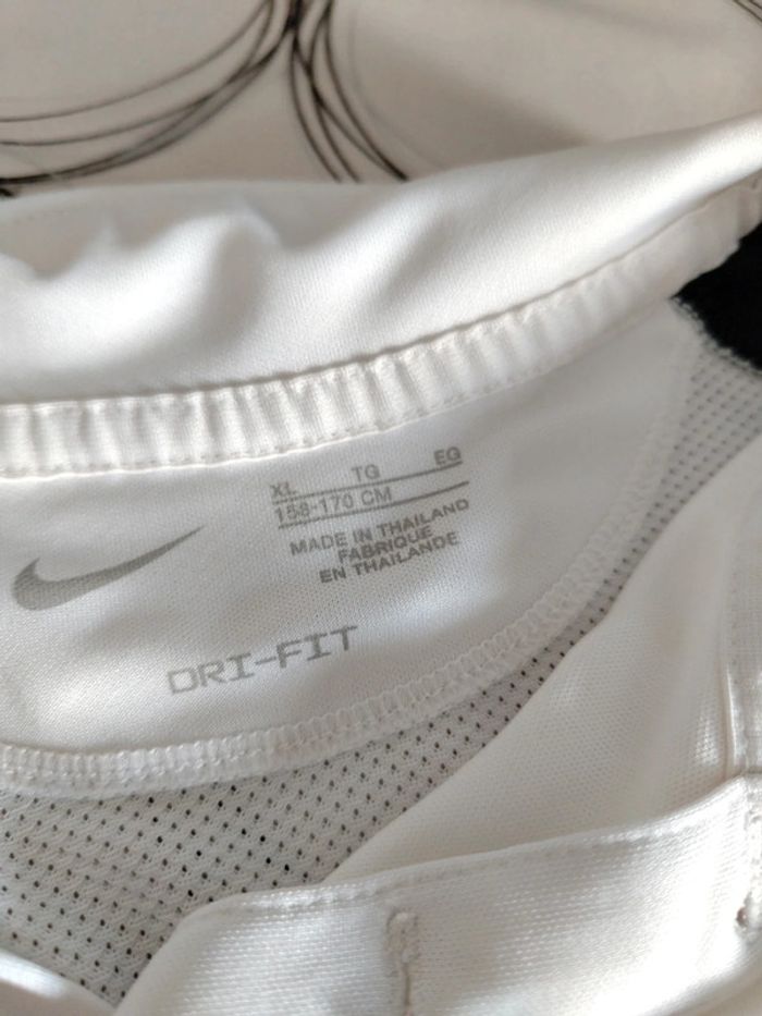 Tee shirt Nike comme neuf - photo numéro 5
