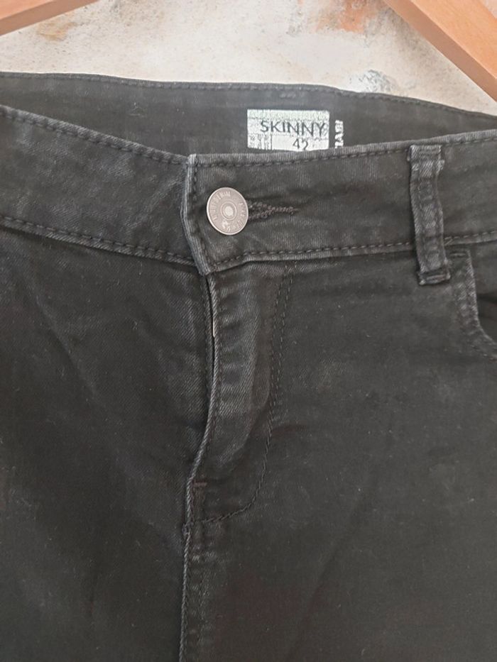 Jean noir 42 - photo numéro 2