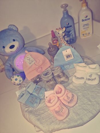 Vend chaussons et bonnet taille naissance neuf