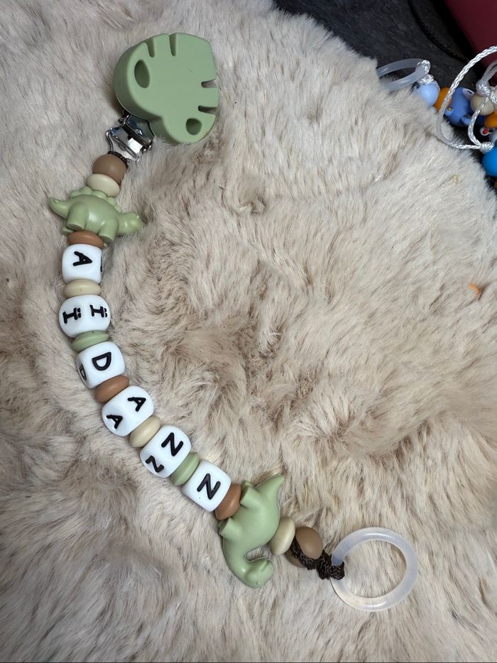 Attache tétine dinosaure