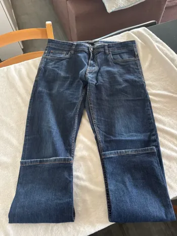 Jeans homme taille 33/30 équivaut à un L