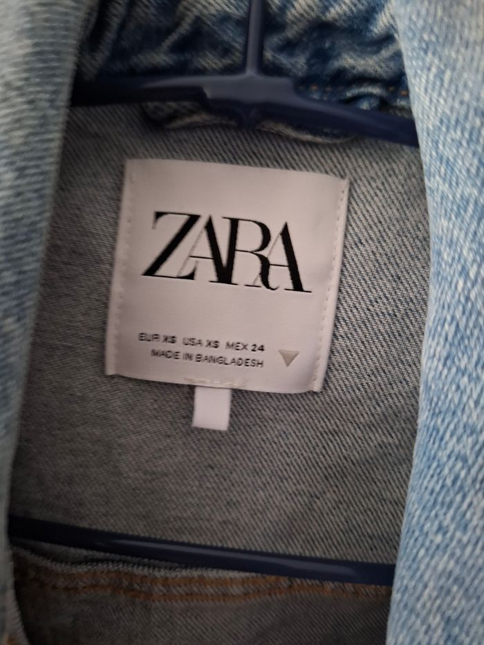Veste en jean zara taille 34 en très bon état Veste en jean zara taille 34 en très bon état 
Longueur 50 cm
Largeur aisselle à aisselle 45 cm
#vesteenjean #vestezara #zara #taille34_youch202 - photo numéro 2