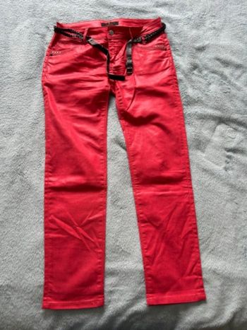 Pantalon rouge avec ceinture