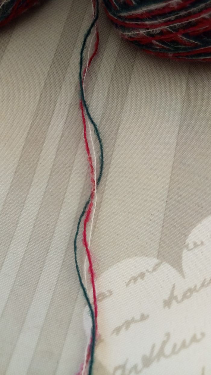 Lot de 4 Pelotes Fantaisie Tons Roses Fuchsias, Gris Foncés et Blancs (285g) - photo numéro 4