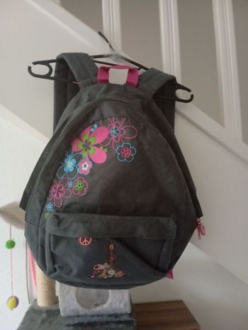 Sac a dos gris et fleurs rose