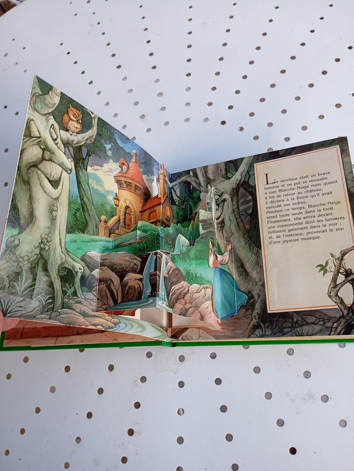 Livre animé Blanche neige en relief - photo numéro 4