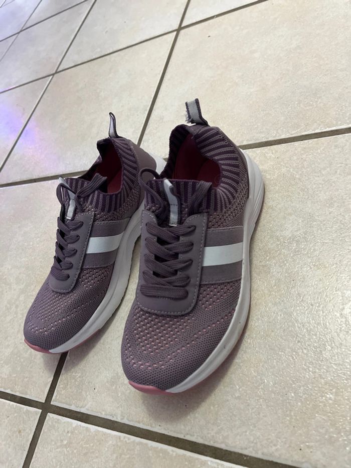 Paire de baskets violette - photo numéro 3