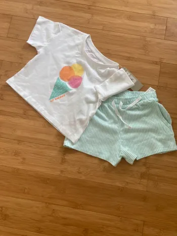 6 ans - ensemble 2 pièces estival avec sa petite glace en imprimé et le short assorti - neuf