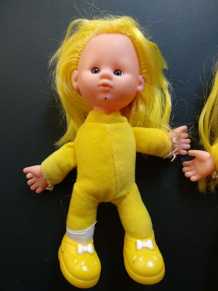 2 poupées jaunes - photo numéro 2