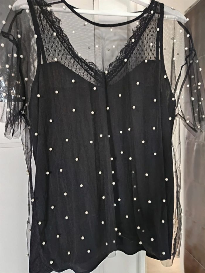 Blouse en tulle à perles
et débardeur
portée 1 fois