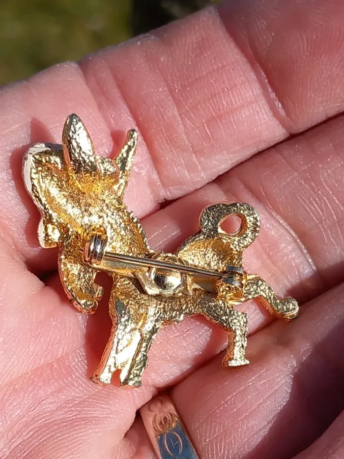 Broche vintage dorée en forme d âne avec son chapezu - photo numéro 4