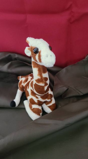 girafe assise en peluche LASCAR