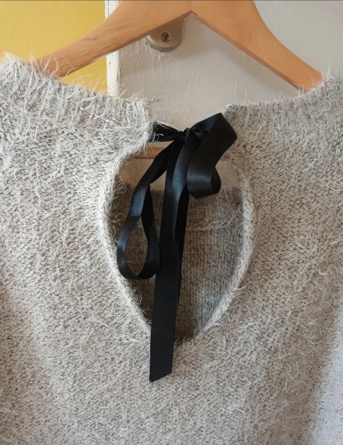 Pull d'Hiver Femme Gris avec un Noeud Noir au Dos 💐🌾 - photo numéro 3