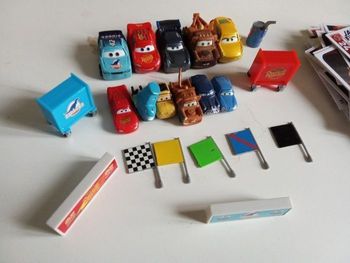 Lot de 11   petits véhicules en metal, cartes cars de Disney, jeu, jouets enfant, garçon , collection Pixar,   flash mac queen