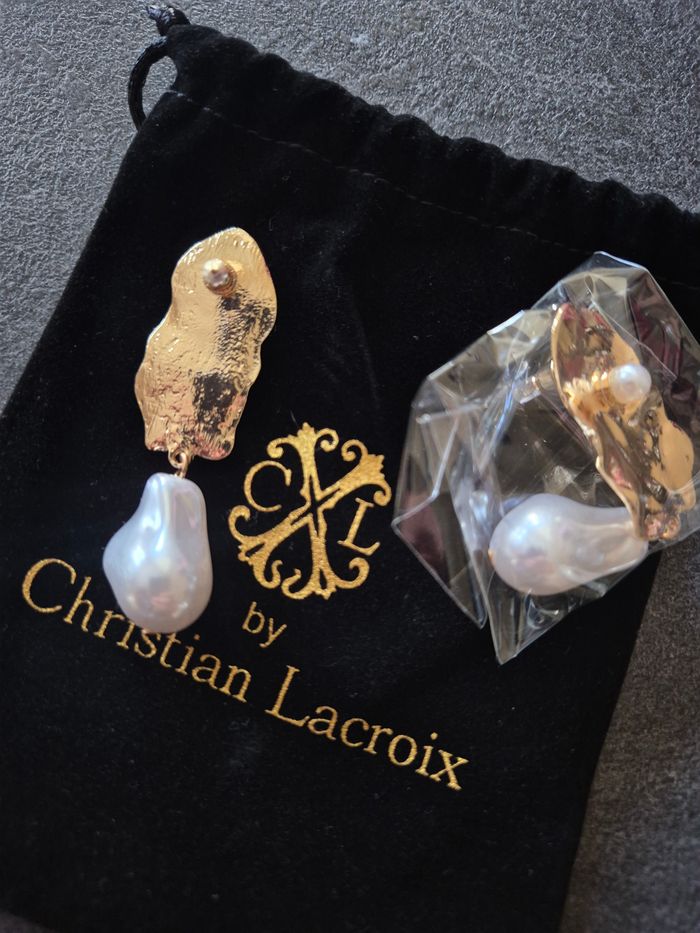 Boucles d'oreilles CXL by Christian Lacroix doré et blanc pendantes