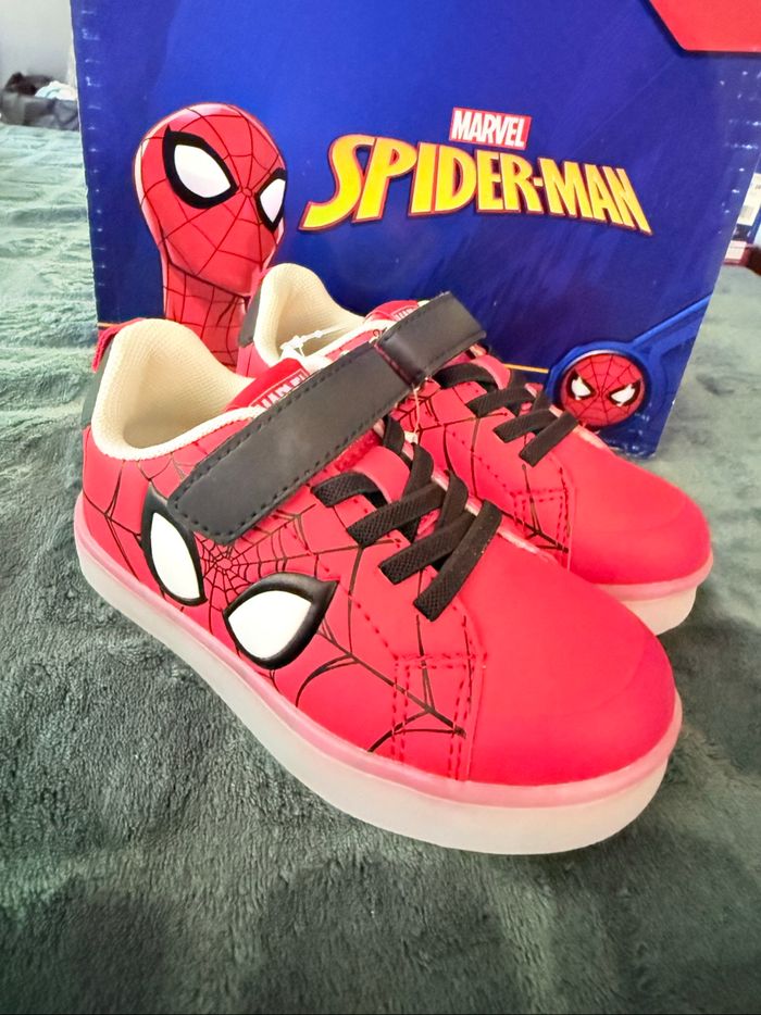 Basket Spiderman Marvel lumineux - photo numéro 3