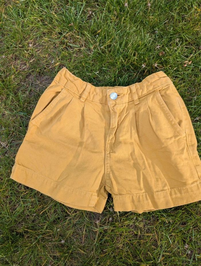 Short en toile moutarde 8 ans