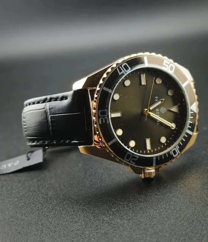 Montre noire quartz japonais, plaqué or, cuir